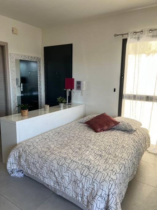 Tres Joli 2 Pieces Calme Ensoleille Avec Piscine Nizza